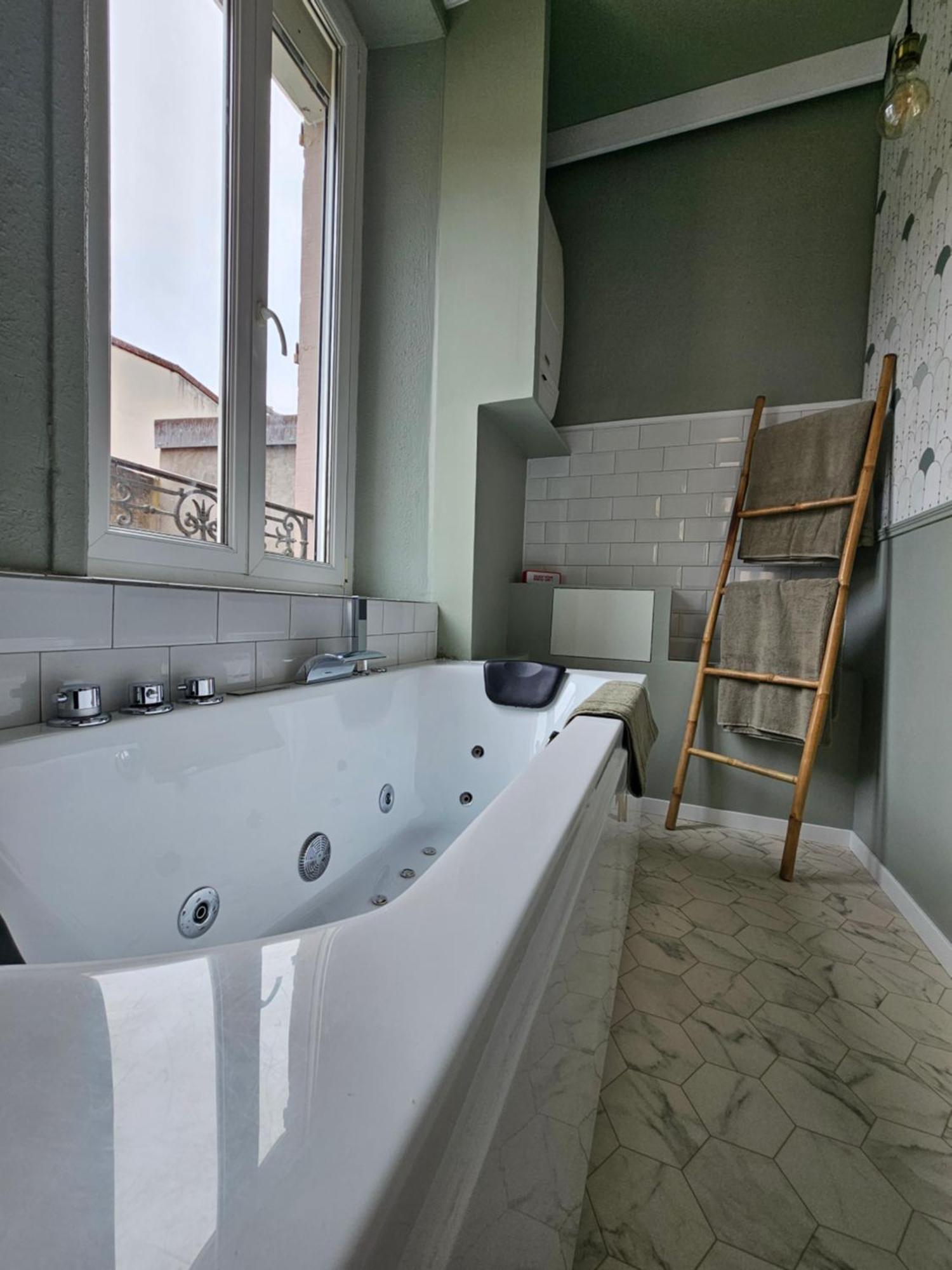 Black Box Cinema Appartement Avec Balneo Épinal Zewnętrze zdjęcie
